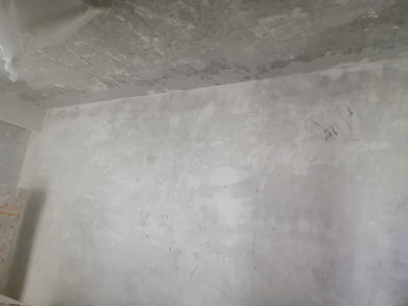 全屋墻面鏟除翻新：舊墻面在翻新前一定要做墻面基底處理，粉化嚴(yán)重的要全部鏟除，鏟除后抹上一層白水泥，原來(lái)墻面過于光滑、刷過油漆的鏟除后還要做打磨處理，把粘結(jié)不牢的表皮去掉，便于新涂料和墻體粘結(jié)。墻面底漆的作用是抗堿防潮、封固基材、保護(hù)面漆，提高面漆的質(zhì)感和遮蓋力，對(duì)于老房翻新，墻面一定要做底漆，如果沒有刷底漆就直接上面漆的話，時(shí)間一長(zhǎng)墻面容易起泡、發(fā)霉，太陽(yáng)照曬時(shí)間長(zhǎng)了也容易變色。已經(jīng)上好面漆的墻面要修補(bǔ)會(huì)比較麻煩，容易產(chǎn)生色差，材料的使用時(shí)間不同，質(zhì)量也難以保證，很難達(dá)到理想效果。 所以墻面的修補(bǔ)最好是整塊墻面，或是盡可能地選擇較大面積進(jìn)行修補(bǔ)，這樣可以盡量避免產(chǎn)生色差，修補(bǔ)后的質(zhì)量也更好。