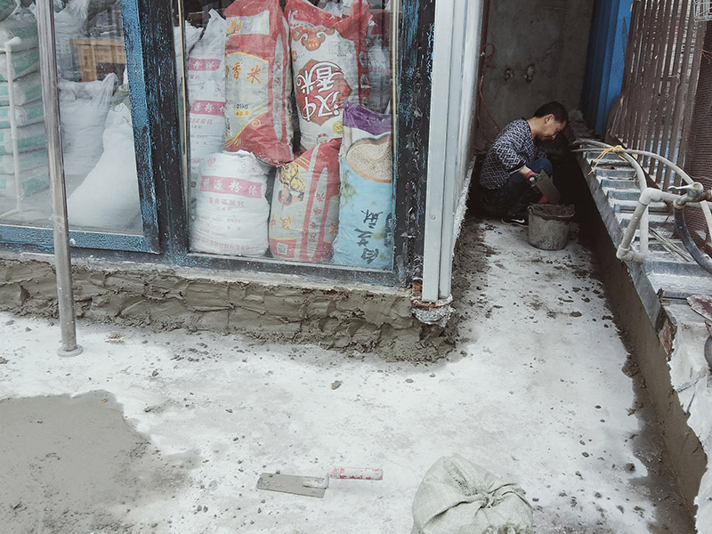 露臺陽臺地面防水改造：首先為陽臺封裝防水，由于是防水工作的第一道防線，因此是千萬不可馬虎的，在做陽臺封裝時，在選材方面就需要選擇防水防潮的材料，在施工過程中應(yīng)注意做好密閉，若沒有做好封裝的話，陽臺的防水將會大打折扣。 陽臺地面防水的做法與衛(wèi)生間做防水的做法差不多，都是從找平基層開始，再到涂上防水層、鋪上防水材料，最后對地面進(jìn)行檢驗，鋪設(shè)地面等。這里需要注意的是，陽臺的防水層完成之后一定要與室內(nèi)地面具有一定的高度差，最好低于室內(nèi)地面2-3cm的高度。 最后需要對陽臺進(jìn)行排水工程工作，在安裝陽臺排水管道時不要有太多的彎道，否則容易導(dǎo)致排水不便，地漏一定要順暢。