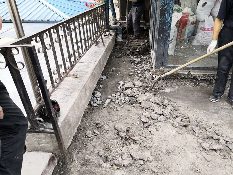露臺陽臺地面防水改造：首先為陽臺封裝防水，由于是防水工作的第一道防線，因此是千萬不可馬虎的，在做陽臺封裝時，在選材方面就需要選擇防水防潮的材料，在施工過程中應(yīng)注意做好密閉，若沒有做好封裝的話，陽臺的防水將會大打折扣。 陽臺地面防水的做法與衛(wèi)生間做防水的做法差不多，都是從找平基層開始，再到涂上防水層、鋪上防水材料，最后對地面進(jìn)行檢驗，鋪設(shè)地面等。這里需要注意的是，陽臺的防水層完成之后一定要與室內(nèi)地面具有一定的高度差，最好低于室內(nèi)地面2-3cm的高度。 最后需要對陽臺進(jìn)行排水工程工作，在安裝陽臺排水管道時不要有太多的彎道，否則容易導(dǎo)致排水不便，地漏一定要順暢。