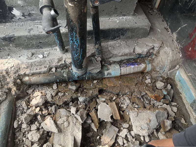 露臺陽臺地面防水改造：首先為陽臺封裝防水，由于是防水工作的第一道防線，因此是千萬不可馬虎的，在做陽臺封裝時，在選材方面就需要選擇防水防潮的材料，在施工過程中應(yīng)注意做好密閉，若沒有做好封裝的話，陽臺的防水將會大打折扣。 陽臺地面防水的做法與衛(wèi)生間做防水的做法差不多，都是從找平基層開始，再到涂上防水層、鋪上防水材料，最后對地面進(jìn)行檢驗，鋪設(shè)地面等。這里需要注意的是，陽臺的防水層完成之后一定要與室內(nèi)地面具有一定的高度差，最好低于室內(nèi)地面2-3cm的高度。 最后需要對陽臺進(jìn)行排水工程工作，在安裝陽臺排水管道時不要有太多的彎道，否則容易導(dǎo)致排水不便，地漏一定要順暢。