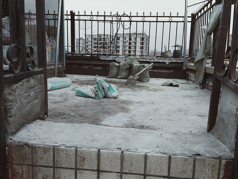 露臺陽臺地面防水改造：首先為陽臺封裝防水，由于是防水工作的第一道防線，因此是千萬不可馬虎的，在做陽臺封裝時，在選材方面就需要選擇防水防潮的材料，在施工過程中應(yīng)注意做好密閉，若沒有做好封裝的話，陽臺的防水將會大打折扣。 陽臺地面防水的做法與衛(wèi)生間做防水的做法差不多，都是從找平基層開始，再到涂上防水層、鋪上防水材料，最后對地面進(jìn)行檢驗，鋪設(shè)地面等。這里需要注意的是，陽臺的防水層完成之后一定要與室內(nèi)地面具有一定的高度差，最好低于室內(nèi)地面2-3cm的高度。 最后需要對陽臺進(jìn)行排水工程工作，在安裝陽臺排水管道時不要有太多的彎道，否則容易導(dǎo)致排水不便，地漏一定要順暢。