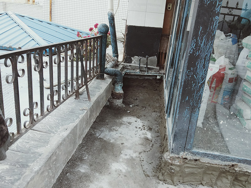 露臺陽臺地面防水改造：首先為陽臺封裝防水，由于是防水工作的第一道防線，因此是千萬不可馬虎的，在做陽臺封裝時，在選材方面就需要選擇防水防潮的材料，在施工過程中應(yīng)注意做好密閉，若沒有做好封裝的話，陽臺的防水將會大打折扣。 陽臺地面防水的做法與衛(wèi)生間做防水的做法差不多，都是從找平基層開始，再到涂上防水層、鋪上防水材料，最后對地面進(jìn)行檢驗，鋪設(shè)地面等。這里需要注意的是，陽臺的防水層完成之后一定要與室內(nèi)地面具有一定的高度差，最好低于室內(nèi)地面2-3cm的高度。 最后需要對陽臺進(jìn)行排水工程工作，在安裝陽臺排水管道時不要有太多的彎道，否則容易導(dǎo)致排水不便，地漏一定要順暢。