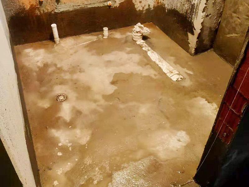 衛(wèi)生間局部翻新：衛(wèi)生間改造中水電的改造尤為重要且需要最早開始著手，由于會涉及到浴霸采暖、燈光的線路走向、水管的入墻等問題，所以在改造之前需制定一個詳細的水電走向設(shè)計，從而提高安全質(zhì)量以及滿足裝修業(yè)主們生活的需要。其次就是需要對其做相應(yīng)的防水處理。因為在日常的家庭中，衛(wèi)生間的水是處處可見的，非常潮濕。衛(wèi)生間內(nèi)的防水涂料是由地面延伸到墻面的，涂刷過程中精良的保證厚度均勻。還需要處理好地面和墻面交界處的各類管件的涂刷。待防水處理完全確定后，等待地面干透就可以做后續(xù)的工程了。這里要著重提醒，衛(wèi)生間下水口位置的防水要特別處理好，保證今后的檢查與維修。