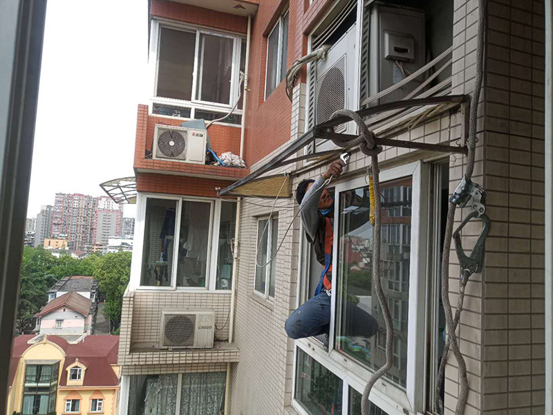 雨棚拆除：如果僅僅是在一層，作為進戶雨篷，則不計算：1.雨篷結構的外邊線至外墻結構外邊線的寬度超過2.10m者，應按雨篷結構板的水平投影面積的1／2計算。 2.建筑物的陽臺均應按其水平投影面積的1／2計算。 3.有永久性頂蓋無圍護結構的車棚、貨棚、站臺、加油站、收費站等，應按其頂蓋水平投影面積的1／2計算。 4.有永久性頂蓋的室外樓梯，應按建筑物自然層的水平投影面積的1／2計算。
