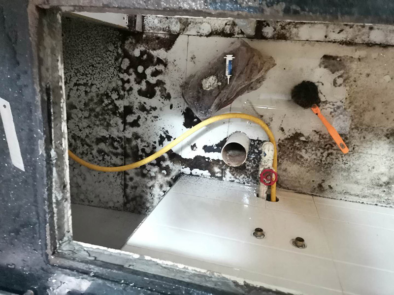 水槽下水管維修：首先，要檢查地板和屋頂是否有漏水的縫隙，廚衛(wèi)地面也要做蓄水相關(guān)的實(shí)驗(yàn)，確定不漏水之后，再檢查水管及配件是否有破損、是否牢固。安裝溢水孔的下水管。溢水孔是避免水槽向外溢水的保護(hù)孔，所以要注意其與槽體銜接處的密封性，確保溢水孔的下水管自身不漏水。安裝過濾籃的下水管。濾籃的下水管在安裝時(shí)，要注意下水管和槽體之間的銜接，切忌不牢固、密封不嚴(yán)。安裝整體的排水管。當(dāng)遇到兩個(gè)過濾籃的水槽，且兩個(gè)下水管之間的距離有近遠(yuǎn)，就需要對水管進(jìn)行切割作業(yè)，要十分留意的是每個(gè)接口的密封性。水槽放入臺面后，需要在槽體和臺面間安裝配套的掛片，將水槽安裝牢固，以避免那些細(xì)小的空隙導(dǎo)致槽體左右搖晃。進(jìn)行排水實(shí)驗(yàn)。等到基本安裝完成后，再將過濾籃也安裝好，就開始進(jìn)行排水實(shí)驗(yàn)。具體為先將水槽放滿水，測試兩個(gè)過濾籃下水及溢水孔下水的排水狀態(tài)，若發(fā)現(xiàn)有滲水現(xiàn)象，應(yīng)馬上返工。