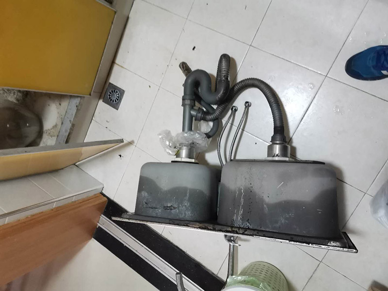 水槽下水管維修：首先，要檢查地板和屋頂是否有漏水的縫隙，廚衛(wèi)地面也要做蓄水相關(guān)的實(shí)驗(yàn)，確定不漏水之后，再檢查水管及配件是否有破損、是否牢固。安裝溢水孔的下水管。溢水孔是避免水槽向外溢水的保護(hù)孔，所以要注意其與槽體銜接處的密封性，確保溢水孔的下水管自身不漏水。安裝過濾籃的下水管。濾籃的下水管在安裝時(shí)，要注意下水管和槽體之間的銜接，切忌不牢固、密封不嚴(yán)。安裝整體的排水管。當(dāng)遇到兩個(gè)過濾籃的水槽，且兩個(gè)下水管之間的距離有近遠(yuǎn)，就需要對水管進(jìn)行切割作業(yè)，要十分留意的是每個(gè)接口的密封性。水槽放入臺面后，需要在槽體和臺面間安裝配套的掛片，將水槽安裝牢固，以避免那些細(xì)小的空隙導(dǎo)致槽體左右搖晃。進(jìn)行排水實(shí)驗(yàn)。等到基本安裝完成后，再將過濾籃也安裝好，就開始進(jìn)行排水實(shí)驗(yàn)。具體為先將水槽放滿水，測試兩個(gè)過濾籃下水及溢水孔下水的排水狀態(tài)，若發(fā)現(xiàn)有滲水現(xiàn)象，應(yīng)馬上返工。