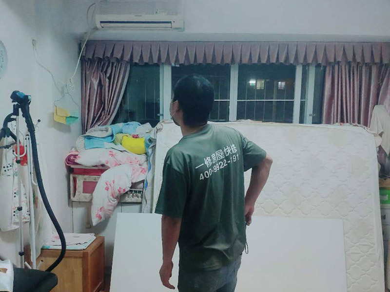 置物架安裝：測量拉線就是需要對安裝的高度、置物架的鉆孔位置進(jìn)行測量匹配。選定安裝位置后，用鉛筆做上記號(hào)；拉線做好標(biāo)記后，在安裝前用尺子檢查一下該平直的線是否平直;用沖擊鉆在標(biāo)記號(hào)的孔位鉆孔，孔的大小要略大于用于固定的螺栓的直徑。墻體是整個(gè)居室的支撐結(jié)構(gòu)，涉及到在墻面安裝，即使是很小的墻上置物架，也要考慮墻體條件。