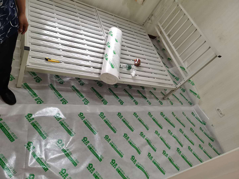 臥室墻面重新粉刷：整理墻面。用鏟刀鏟除墻面已松動的膩子層，無法用鏟刀鏟除的膩子層，用小錘子悄悄敲擊，如果沒有空鼓聲音，而且敲后仍不松動的可以保留原有的基層。清洗墻面外表的浮塵和油污等。用耐膩子對局部損壞部位進(jìn)行修補完好。涂刷底漆(糯米圖植物涂料直接上底料，不需要膩子層)，待膩子層干燥固化后，涂刷1-2遍底漆。涂刷面漆。待底漆徹底干燥后，涂刷兩遍面漆。涂料涂刷時不能過量兌水，尤其是深色彩的涂料，兌水過多也許致使浮色發(fā)花等不良現(xiàn)象。