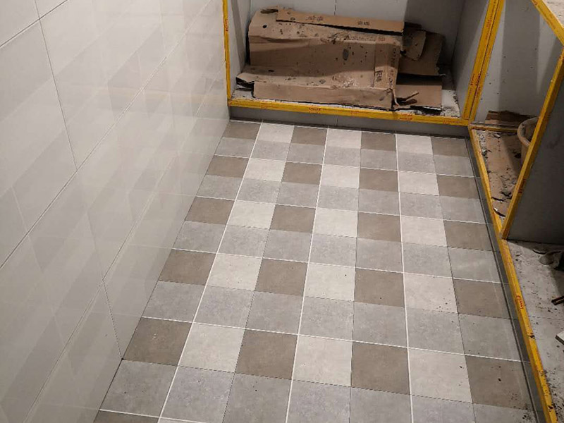廚房地面地磚安裝：一般地磚有干鋪和濕鋪兩種,一般是鋪的優(yōu)點(diǎn)是單核的比知較結(jié)實(shí)一些缺點(diǎn)就是大塊的地磚容易切工不容易找平道兒干鋪的就比較容易找平了也不容易貼空，但是干鋪版的強(qiáng)度沒有濕鋪的好一些，所以一般情況下選擇是濕鋪是比較好的一種鋪地磚權(quán)的方法。