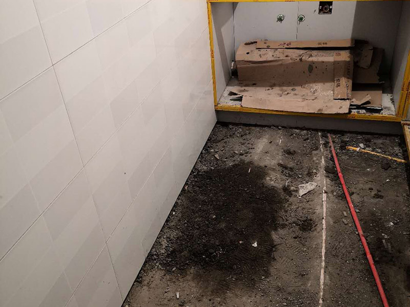 廚房地面地磚安裝：一般地磚有干鋪和濕鋪兩種,一般是鋪的優(yōu)點(diǎn)是單核的比知較結(jié)實(shí)一些缺點(diǎn)就是大塊的地磚容易切工不容易找平道兒干鋪的就比較容易找平了也不容易貼空，但是干鋪版的強(qiáng)度沒有濕鋪的好一些，所以一般情況下選擇是濕鋪是比較好的一種鋪地磚權(quán)的方法。