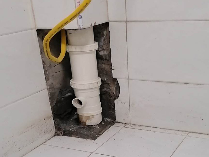 主水管漏水維修，櫥柜安裝：把漏水的管子拆卸下來，或者更換掉，用PVC專用膠水涂抹以后直接接上就行了，用生料帶以及黑膠布是不能阻止漏水的。   如果漏水不是很厲害的話，在管子的外面、漏水的地方用玻璃膠涂抹也行，但前提是，涂抹玻璃膠的時候，管子必須是干的。
