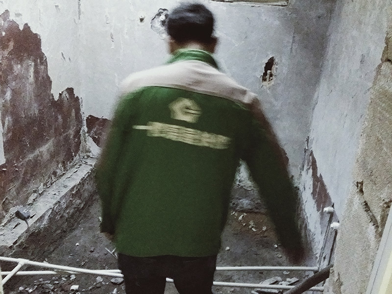 廚衛(wèi)改造排水管：一、下水管道改造刷膠時，一定更要將接口處的渣土清理干凈，并將管件的內(nèi)圓和管道的外圓涂上膠水，這一工序至關(guān)重要，如果沒有合理施工可能會導(dǎo)致下水管漏水。 二、整棟樓房的下水管道都必須安裝排氣口，并且要記得在最高處設(shè)計(jì)一個排氣孔，否則到了夏天下水管道中的腐爛物會發(fā)酵，不僅臭氣熏天，還會對健康產(chǎn)生不利。 三、安裝下水管時必須掌握好坡度，一般進(jìn)水口應(yīng)高于出水口，坡度比沒有嚴(yán)格要求但要注意下水管道安裝之后不能抬高地面。 四、記得加防臭彎頭，進(jìn)行下水管改造時要事先與樓下住戶協(xié)商，從樓下開始施工，否則會難以加防臭彎頭。如果不加防臭彎頭的話，臭味很容易通過管道進(jìn)入室內(nèi)。