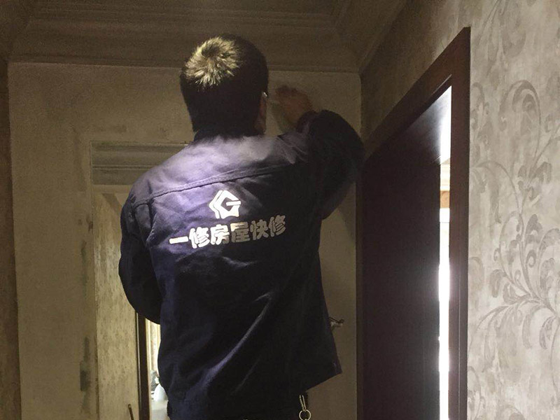 墻紙維修翻新：墻紙墻布鋪貼前，必須檢查墻面要干凈平整，墻體、墻皮表面無(wú)空鼓或松動(dòng)脫落。如果有墻面8大問(wèn)題，修復(fù)處理好墻體基底層。基膜等干透，時(shí)間為2小時(shí)-4小時(shí)。再一面墻陰角處開(kāi)始滾刷糯米膠，滾刷好一面墻（上下粉刷均勻）后才開(kāi)始貼墻布。墻紙墻布沿墻面放置，無(wú)縫接縫的必須上高度和墻面高度一致，對(duì)花拼接的墻紙墻布考慮好花樣、紋理的方向。