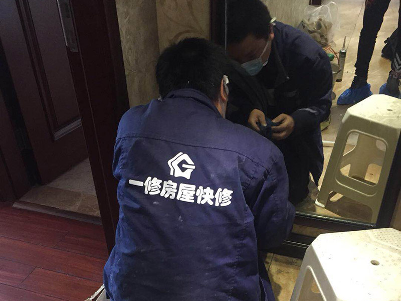 墻紙維修翻新：墻紙墻布鋪貼前，必須檢查墻面要干凈平整，墻體、墻皮表面無(wú)空鼓或松動(dòng)脫落。如果有墻面8大問(wèn)題，修復(fù)處理好墻體基底層?；さ雀赏?，時(shí)間為2小時(shí)-4小時(shí)。再一面墻陰角處開(kāi)始滾刷糯米膠，滾刷好一面墻（上下粉刷均勻）后才開(kāi)始貼墻布。墻紙墻布沿墻面放置，無(wú)縫接縫的必須上高度和墻面高度一致，對(duì)花拼接的墻紙墻布考慮好花樣、紋理的方向。