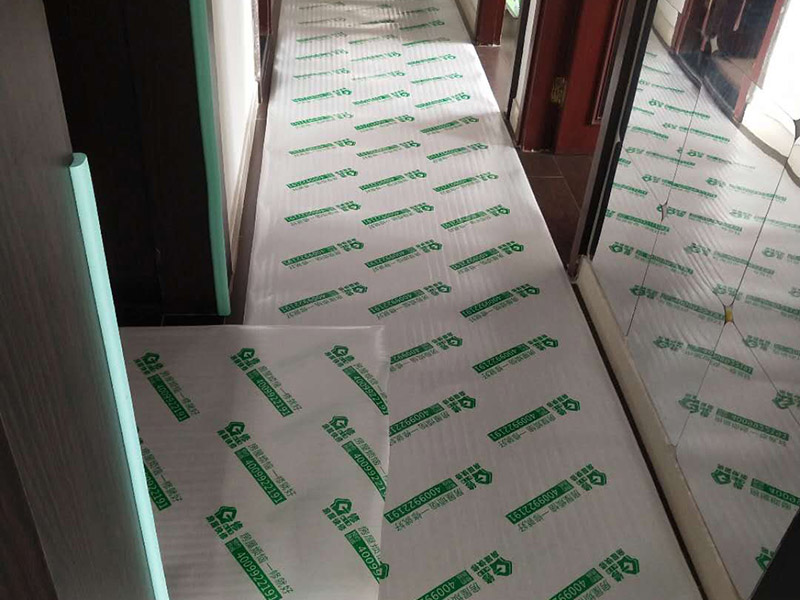 入戶門及地面家具保護(hù)：各種裝修物料的進(jìn)場以及各種建筑裝修垃圾的清理，都會經(jīng)過入戶門，這些物品在搬運的過程中，與入戶門發(fā)生磕碰、摩擦的機(jī)率大大增加，所以，第一個需要做好成品保護(hù)的地方就是我們的入戶門。建議：在裝修開工前直到家具進(jìn)場期間，都需要對入戶門進(jìn)行保護(hù)。對于這一點，可以使用成品保護(hù)膜將門包裹。瓷磚、地板的鋪裝，也屬于基礎(chǔ)裝修的部分，經(jīng)常發(fā)現(xiàn)瓷磚施工時和施工后都沒有做成品保護(hù)工作，具體的表現(xiàn)有：瓷磚邊鋪邊勾縫、在剛鋪的瓷道磚、地板上堆放雜物、剛鋪的瓷磚就在上面走動踩踏、地面瓷磚、地板沒有使用成品保護(hù)膜覆蓋等，這些都會影響瓷磚的鋪貼效果，造成瓷磚的施工質(zhì)量問題。