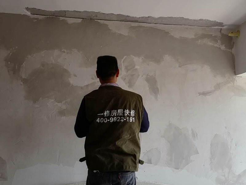 墻面乳膠漆翻新：如果原墻面只是簡單的變舊沒有剝離現(xiàn)象，可以直接清理干凈，用滾刷或噴涂機(jī)zhidao滾（噴）一遍云泉水性漆，等干透然后在上二遍就OK了！ 如果有裂縫或爆皮的，需要清理干凈浮塵再用鏟除墻面，有坑不內(nèi)平處用石膏找平，有裂縫的用布袋或網(wǎng)刷乳白膠粘貼到裂縫處，裂縫處需要刮兩遍膩?zhàn)拥谝槐槭菫榱损ぷ〔即途W(wǎng)容，第二遍找平，最后墻面一定要平整，然后再刷云泉水性漆就可以了！也是刷兩遍就OK了！