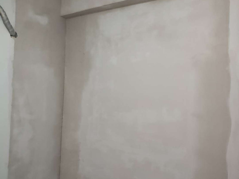 墻面翻新裝修：1、短期內(nèi)：對于購買的二手房墻面，如果是裝修沒多久，那么在進(jìn)行墻面處理的時(shí)候，原先的耐水膩?zhàn)涌梢员Ａ粢恍?，不用完全的鏟掉；用鋼刷和砂紙進(jìn)行打磨墻面，打磨后即可重新涂刷乳膠漆。 2、時(shí)間間隔太久：如果是五年以上的耐水膩?zhàn)?，由于材料老化，在二次刷漆的時(shí)候，就必須全部鏟除至墻底，否則的話會(huì)影響今后墻面乳膠漆的施工質(zhì)量和裝修后的長期使用效果。