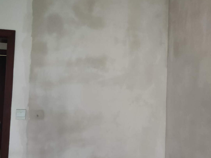 墻面翻新裝修：1、短期內(nèi)：對于購買的二手房墻面，如果是裝修沒多久，那么在進(jìn)行墻面處理的時(shí)候，原先的耐水膩?zhàn)涌梢员Ａ粢恍?，不用完全的鏟掉；用鋼刷和砂紙進(jìn)行打磨墻面，打磨后即可重新涂刷乳膠漆。 2、時(shí)間間隔太久：如果是五年以上的耐水膩?zhàn)樱捎诓牧侠匣?，在二次刷漆的時(shí)候，就必須全部鏟除至墻底，否則的話會(huì)影響今后墻面乳膠漆的施工質(zhì)量和裝修后的長期使用效果。