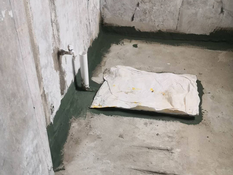有一種叫架空式回填，這一種方式現(xiàn)在相對來說比較少了，首先這種方式的時間成本要多出一到兩天而且這種方式的防水相對來說會比較差，樓下很容易出現(xiàn)問題，雖然這種方式對了管道的保護是非常好的，因為衛(wèi)生間中間就是空的，它就是在四周的墻面打孔，然后做現(xiàn)澆板，這樣做主要就是后期時間長了四周容易出現(xiàn)滲漏，然后中間的架空層就會被水填滿，防水萬一出問題就比較麻煩。