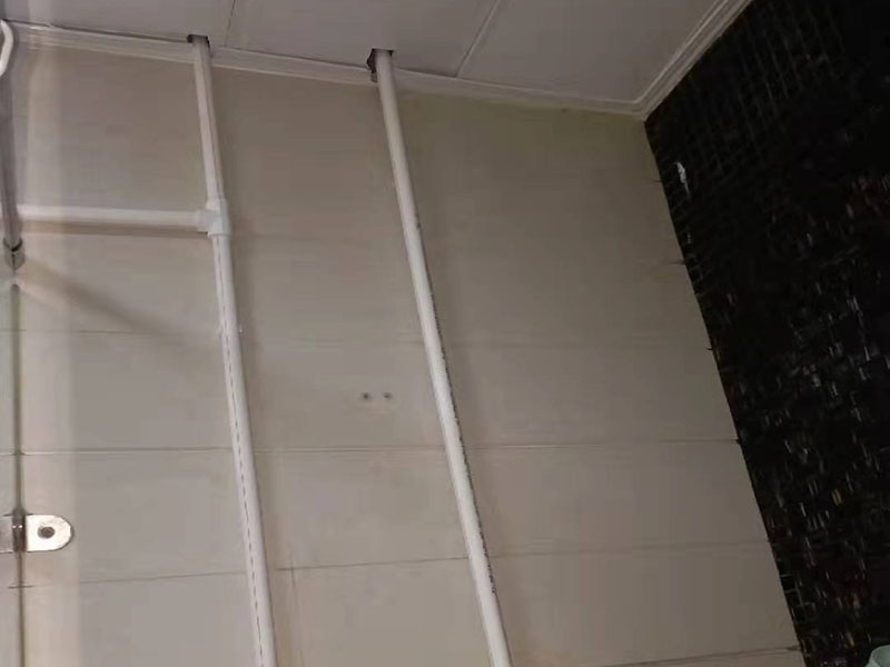 熱水器改造水電線路： 1、管子走線一定要合理,盡量避免曲折。 2、安全閥和計(jì)量表盤(pán)安裝到寬敞、通風(fēng)且易于作的地方。 3、氣管走線不要走陰暗、潮濕等容易產(chǎn)生腐蝕性物質(zhì)的地方,避免管子被腐蝕后漏氣;盡量走通風(fēng)的地方,避免漏氣后可能造成嚴(yán)重后果。 4、用水點(diǎn)與熱水器之間的管子長(zhǎng)度盡量短一點(diǎn),這樣在需要用熱水的時(shí)候,可以更快的放到熱水,同時(shí)也可以減小浪費(fèi)。 5、除了廚房、衛(wèi)生間、洗衣間的用水,如果需要,盡量考慮今后是否會(huì)養(yǎng)花、養(yǎng)魚(yú)等,提前預(yù)留出水位置,以免以后改造麻煩。