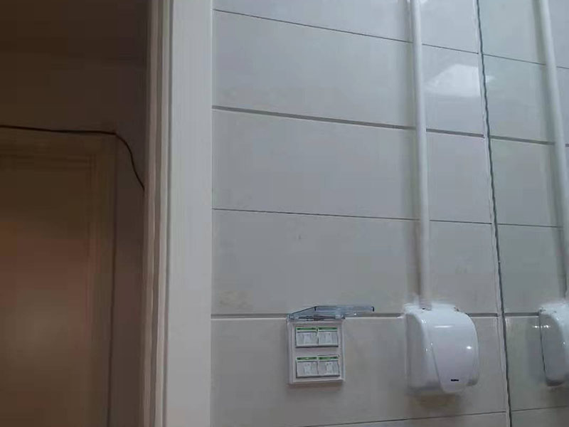 熱水器改造水電線路： 1、管子走線一定要合理,盡量避免曲折。 2、安全閥和計(jì)量表盤(pán)安裝到寬敞、通風(fēng)且易于作的地方。 3、氣管走線不要走陰暗、潮濕等容易產(chǎn)生腐蝕性物質(zhì)的地方,避免管子被腐蝕后漏氣;盡量走通風(fēng)的地方,避免漏氣后可能造成嚴(yán)重后果。 4、用水點(diǎn)與熱水器之間的管子長(zhǎng)度盡量短一點(diǎn),這樣在需要用熱水的時(shí)候,可以更快的放到熱水,同時(shí)也可以減小浪費(fèi)。 5、除了廚房、衛(wèi)生間、洗衣間的用水,如果需要,盡量考慮今后是否會(huì)養(yǎng)花、養(yǎng)魚(yú)等,提前預(yù)留出水位置,以免以后改造麻煩。