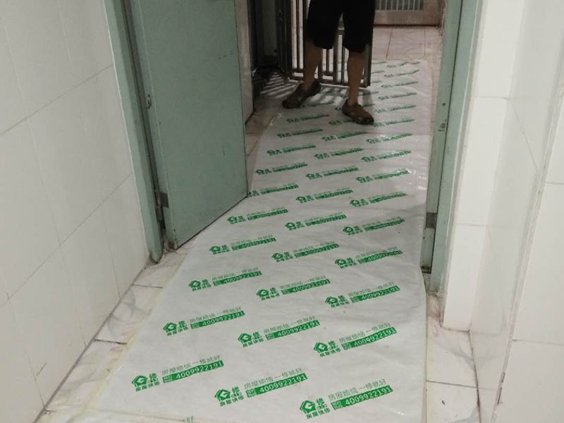 地面保護建渣處理：一、入戶門的保護 各種裝修物料的進場以及各種建筑裝修的清理，都會經過入戶門，這些物品在搬運的過程中，與入戶門發(fā)生磕碰、摩擦的機率大大增加，第一個需要做好成品保護的地方就是我們的入戶門。 二、水電改造時的保護 1、電路改造的時候，能開槽的地方盡量開槽。 2、不能開槽的地方一定要做好固定和保護。 3、下水管要封好 。4、對裸露的線頭盡量進行包裹。  三、瓷磚、地板的鋪貼保護 瓷磚、地板的鋪裝，也屬于基礎裝修的部分，經常發(fā)現瓷磚施工時和施工后都沒有做成品保護工作。 