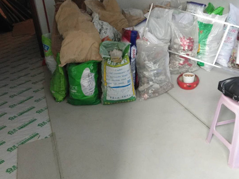 地面保護建渣處理：一、入戶門的保護 各種裝修物料的進場以及各種建筑裝修的清理，都會經過入戶門，這些物品在搬運的過程中，與入戶門發(fā)生磕碰、摩擦的機率大大增加，第一個需要做好成品保護的地方就是我們的入戶門。 二、水電改造時的保護 1、電路改造的時候，能開槽的地方盡量開槽。 2、不能開槽的地方一定要做好固定和保護。 3、下水管要封好 。4、對裸露的線頭盡量進行包裹。  三、瓷磚、地板的鋪貼保護 瓷磚、地板的鋪裝，也屬于基礎裝修的部分，經常發(fā)現瓷磚施工時和施工后都沒有做成品保護工作。 