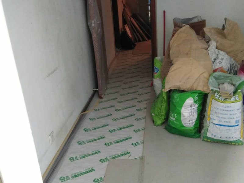 地面保護建渣處理：一、入戶門的保護 各種裝修物料的進場以及各種建筑裝修的清理，都會經過入戶門，這些物品在搬運的過程中，與入戶門發(fā)生磕碰、摩擦的機率大大增加，第一個需要做好成品保護的地方就是我們的入戶門。 二、水電改造時的保護 1、電路改造的時候，能開槽的地方盡量開槽。 2、不能開槽的地方一定要做好固定和保護。 3、下水管要封好 。4、對裸露的線頭盡量進行包裹。  三、瓷磚、地板的鋪貼保護 瓷磚、地板的鋪裝，也屬于基礎裝修的部分，經常發(fā)現瓷磚施工時和施工后都沒有做成品保護工作。 