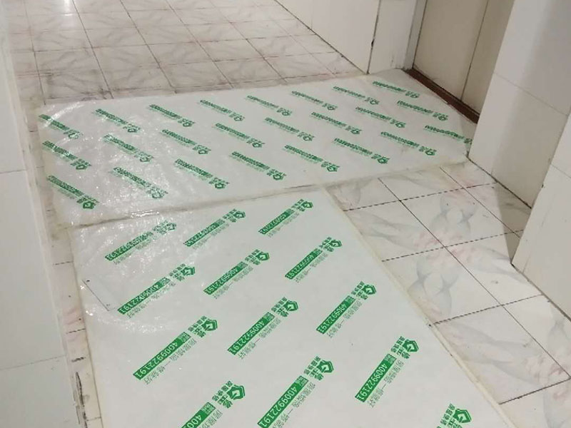 地面保護建渣處理：一、入戶門的保護 各種裝修物料的進場以及各種建筑裝修的清理，都會經過入戶門，這些物品在搬運的過程中，與入戶門發(fā)生磕碰、摩擦的機率大大增加，第一個需要做好成品保護的地方就是我們的入戶門。 二、水電改造時的保護 1、電路改造的時候，能開槽的地方盡量開槽。 2、不能開槽的地方一定要做好固定和保護。 3、下水管要封好 。4、對裸露的線頭盡量進行包裹。  三、瓷磚、地板的鋪貼保護 瓷磚、地板的鋪裝，也屬于基礎裝修的部分，經常發(fā)現瓷磚施工時和施工后都沒有做成品保護工作。 