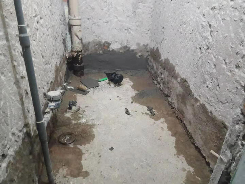 廁所防水找平：在進行防水處理之前，一定先找平地面。找平層施工方法：基面有空隙、裂縫、不平等缺陷的，用水泥砂漿修補抹平。使基面必須堅固、平整、干凈、無灰塵、油膩、蠟、脫模劑等以及其他碎屑物質(zhì)。找平層干燥后方可進行防水層施工，施工期間應(yīng)防火、防水。防水層完成后，要進行成品保護，不得上人走動。