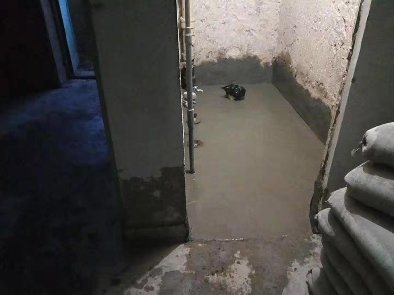 廁所防水找平：在進行防水處理之前，一定先找平地面。找平層施工方法：基面有空隙、裂縫、不平等缺陷的，用水泥砂漿修補抹平。使基面必須堅固、平整、干凈、無灰塵、油膩、蠟、脫模劑等以及其他碎屑物質(zhì)。找平層干燥后方可進行防水層施工，施工期間應(yīng)防火、防水。防水層完成后，要進行成品保護，不得上人走動。
