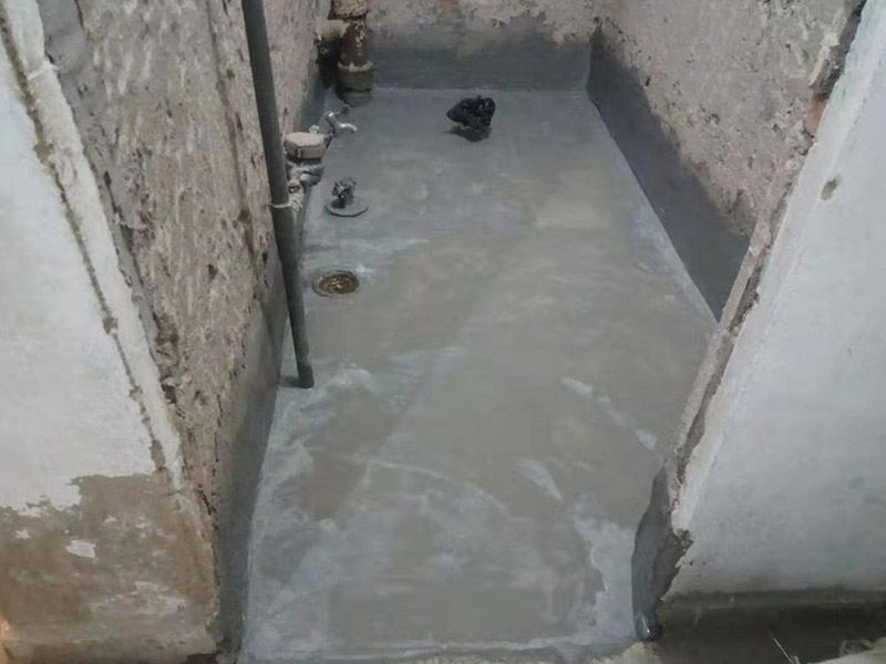 廁所防水找平：在進行防水處理之前，一定先找平地面。找平層施工方法：基面有空隙、裂縫、不平等缺陷的，用水泥砂漿修補抹平。使基面必須堅固、平整、干凈、無灰塵、油膩、蠟、脫模劑等以及其他碎屑物質(zhì)。找平層干燥后方可進行防水層施工，施工期間應(yīng)防火、防水。防水層完成后，要進行成品保護，不得上人走動。