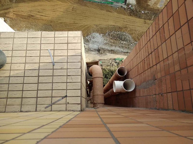 外墻管道漏水維修：首先需要去盡快解決的就是排水的問題，從這里就是要及時的去維修。一般排水管出現(xiàn)漏水的時候，都是比較的難以去檢修的，如果是在外側(cè)還好，如果是墻壁里面的話，那么還是需要去避免的。 1、找滲水的部位，鑿開外墻滲水區(qū)域，進(jìn)行檢測，找到滲水的根本原因，然后進(jìn)行處理。 2、如果是飄窗板上面滲水。這個時候就可以采用注漿法進(jìn)行修復(fù)，也可以用相同的墻體來好好修復(fù)。3、里面修復(fù)好后，外墻也需要修復(fù)，主要是用涂料修復(fù)，用防水膩子刷2次后，然后按照其他的裝修工藝進(jìn)行施工。 4、仔細(xì)的找到墻體上門的空頭縫，墻體上門的孔洞，一一將它們進(jìn)行清除、填補(bǔ)。