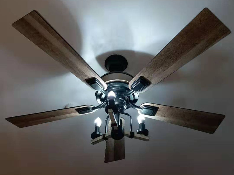 吊扇燈安裝：首先要使電路斷電，請(qǐng)拆下相應(yīng)的保險(xiǎn)絲或使相應(yīng)斷路器跳閘。另外，您也可以操作總開(kāi)關(guān)以切斷家里的總電源。從天花板上拆下原來(lái)的燈具。大多數(shù)燈具都使用螺栓或螺釘固定在天花板上，拆下蓋板后可斷開(kāi)連接。在大多數(shù)家庭中，電路中有兩根線，燈具中有三根線。將黑線和黑線相連、白線和白線相連，然后將剩余的接地線(裸線或綠線)連接到金屬接線盒中或制造商建議的其他位置。使用接線螺母進(jìn)行連接，并在連接后檢查是否牢固。