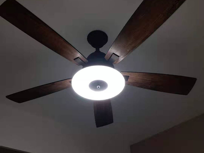 吊扇燈安裝：首先要使電路斷電，請(qǐng)拆下相應(yīng)的保險(xiǎn)絲或使相應(yīng)斷路器跳閘。另外，您也可以操作總開(kāi)關(guān)以切斷家里的總電源。從天花板上拆下原來(lái)的燈具。大多數(shù)燈具都使用螺栓或螺釘固定在天花板上，拆下蓋板后可斷開(kāi)連接。在大多數(shù)家庭中，電路中有兩根線，燈具中有三根線。將黑線和黑線相連、白線和白線相連，然后將剩余的接地線(裸線或綠線)連接到金屬接線盒中或制造商建議的其他位置。使用接線螺母進(jìn)行連接，并在連接后檢查是否牢固。