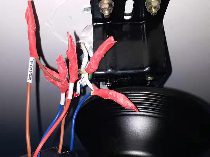 吊扇燈安裝：首先要使電路斷電，請(qǐng)拆下相應(yīng)的保險(xiǎn)絲或使相應(yīng)斷路器跳閘。另外，您也可以操作總開(kāi)關(guān)以切斷家里的總電源。從天花板上拆下原來(lái)的燈具。大多數(shù)燈具都使用螺栓或螺釘固定在天花板上，拆下蓋板后可斷開(kāi)連接。在大多數(shù)家庭中，電路中有兩根線，燈具中有三根線。將黑線和黑線相連、白線和白線相連，然后將剩余的接地線(裸線或綠線)連接到金屬接線盒中或制造商建議的其他位置。使用接線螺母進(jìn)行連接，并在連接后檢查是否牢固。