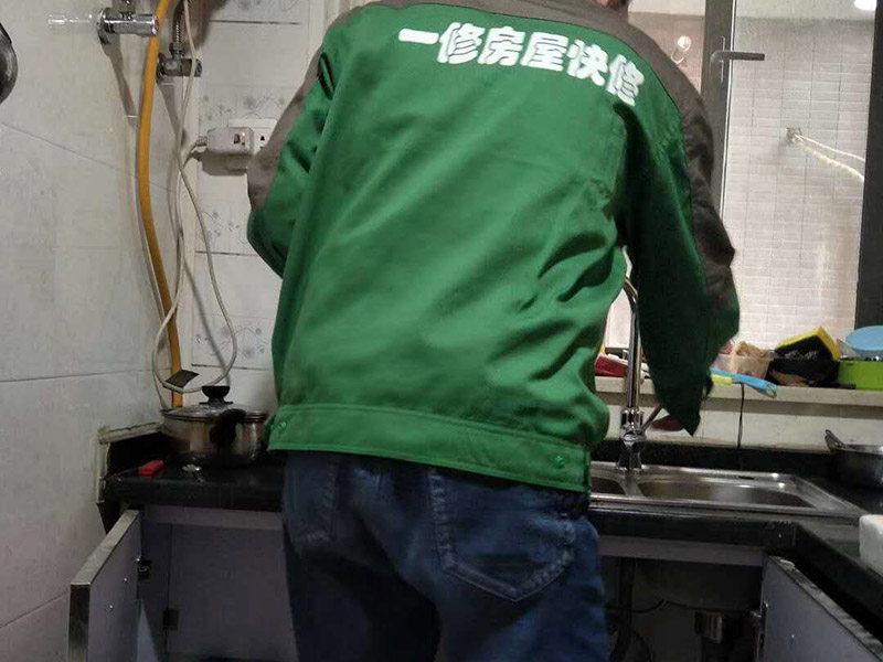 廚房水管打壓測試：1、直至管道內(nèi)充滿水,關閉排氣孔。2、逐步增加管道壓力(可觀察壓力表),增至到試驗壓力并穩(wěn)壓30min,期間如壓力下降可注水補壓。但不得高于試驗壓力。3、檢查管道接口、配件等處有無滲漏現(xiàn)象。如有滲漏,,應中止試壓,查明原因并解決滲漏,再按步驟5進行組織試壓。4、泄壓至最大試驗壓力的50%;5、如果壓力穩(wěn)定在50%的最大工作壓力,甚至有壓力上升現(xiàn)象,表明無滲漏;6、再持續(xù)進行外觀檢查90in,如仍無滲漏,則試壓合格。7、管道長度,根據(jù)實際情況采取,但最長不得長于500m;8、在管道兩端(已焊有PE法蘭盤)配裝密閉法蘭板,中間使用硅膠板作密封。用螺栓緊固,并配置球閥。一端為進水口,一端為出水口(也做排氣孔)。9、在進水口端,應安裝上壓力表。