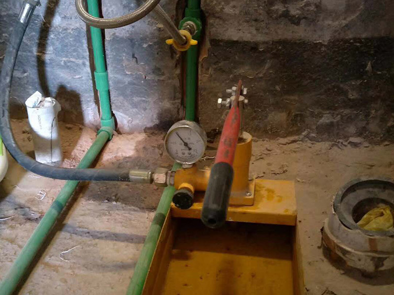 廚房水管打壓測試：1、直至管道內(nèi)充滿水,關閉排氣孔。2、逐步增加管道壓力(可觀察壓力表),增至到試驗壓力并穩(wěn)壓30min,期間如壓力下降可注水補壓。但不得高于試驗壓力。3、檢查管道接口、配件等處有無滲漏現(xiàn)象。如有滲漏,,應中止試壓,查明原因并解決滲漏,再按步驟5進行組織試壓。4、泄壓至最大試驗壓力的50%;5、如果壓力穩(wěn)定在50%的最大工作壓力,甚至有壓力上升現(xiàn)象,表明無滲漏;6、再持續(xù)進行外觀檢查90in,如仍無滲漏,則試壓合格。7、管道長度,根據(jù)實際情況采取,但最長不得長于500m;8、在管道兩端(已焊有PE法蘭盤)配裝密閉法蘭板,中間使用硅膠板作密封。用螺栓緊固,并配置球閥。一端為進水口,一端為出水口(也做排氣孔)。9、在進水口端,應安裝上壓力表。