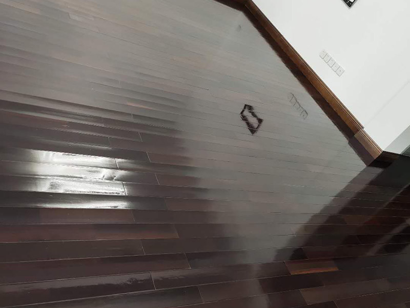 地板保養(yǎng)打蠟：首先不是所有的地板都是有需要打蠟保養(yǎng)的，強化地板就是不需要打蠟的。它是分為了耐磨層、基材層和底層三層結(jié)合成的。表層耐磨層為三氧化二鋁，具有較高的耐磨性和防護性，因此相對于實木等其他地板，強化地板的表層本身保護比較嚴實，不需要“多此一舉”。 很多人認為打蠟時，越多蠟越好，其實這個是很大的誤區(qū)。如果是用蠟過多，反而因為縫隙填滿太多而影響美觀，還有可能會造成也拋光不勻，直接影響了地板亮度。所以只要用適當(dāng)?shù)挠靡恍┫灳蛪蛄?，而且地板打蠟也不是越頻繁越好，一般實木地板隔半年打一次即可。