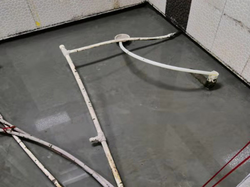 衛(wèi)生間閉水試驗(yàn)：防水施工驗(yàn)收，需要進(jìn)行兩次閉水試驗(yàn)。但是沒有規(guī)定兩次閉水試驗(yàn)都是在什么時(shí)候做，所以不同地區(qū)、不同裝修公司，做兩次試驗(yàn)的時(shí)間也不同。常見兩種做法： 1.第一次防水試驗(yàn)在防水層施工完成，保護(hù)層施工之前進(jìn)行，這種做法可以及早找出防水層施工的錯(cuò)誤，并及時(shí)進(jìn)行改正。 第二次防水試驗(yàn)在保護(hù)層施工完成后進(jìn)行，這一次試驗(yàn)也是業(yè)主、物業(yè)對(duì)防水工程的驗(yàn)收。 2.第一次防水試驗(yàn)在防水完全施工后（保護(hù)層也施工完成），驗(yàn)收也是在此時(shí)進(jìn)行。 第二次防水試驗(yàn)在地面、潔具施工完成后（入住前）。這樣做的好處，是可以檢查在地面施工時(shí)，是否對(duì)防水層造成了破壞。 無論使用哪種做法，在發(fā)現(xiàn)防水施工錯(cuò)誤之后，應(yīng)立刻進(jìn)行維修。且維修后應(yīng)該重新做兩次閉水試驗(yàn)。