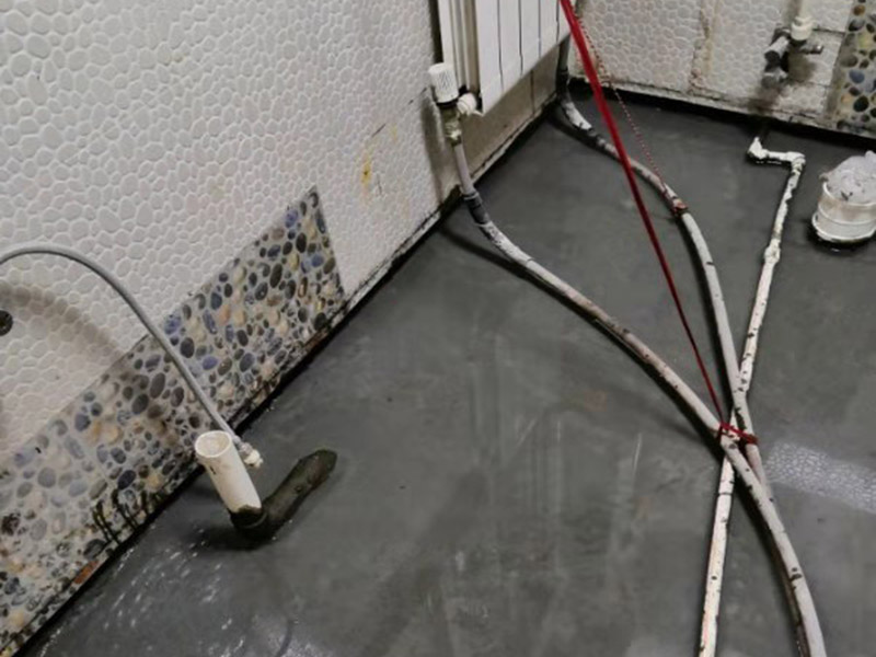 衛(wèi)生間閉水試驗(yàn)：防水施工驗(yàn)收，需要進(jìn)行兩次閉水試驗(yàn)。但是沒有規(guī)定兩次閉水試驗(yàn)都是在什么時(shí)候做，所以不同地區(qū)、不同裝修公司，做兩次試驗(yàn)的時(shí)間也不同。常見兩種做法： 1.第一次防水試驗(yàn)在防水層施工完成，保護(hù)層施工之前進(jìn)行，這種做法可以及早找出防水層施工的錯(cuò)誤，并及時(shí)進(jìn)行改正。 第二次防水試驗(yàn)在保護(hù)層施工完成后進(jìn)行，這一次試驗(yàn)也是業(yè)主、物業(yè)對(duì)防水工程的驗(yàn)收。 2.第一次防水試驗(yàn)在防水完全施工后（保護(hù)層也施工完成），驗(yàn)收也是在此時(shí)進(jìn)行。 第二次防水試驗(yàn)在地面、潔具施工完成后（入住前）。這樣做的好處，是可以檢查在地面施工時(shí)，是否對(duì)防水層造成了破壞。 無論使用哪種做法，在發(fā)現(xiàn)防水施工錯(cuò)誤之后，應(yīng)立刻進(jìn)行維修。且維修后應(yīng)該重新做兩次閉水試驗(yàn)。