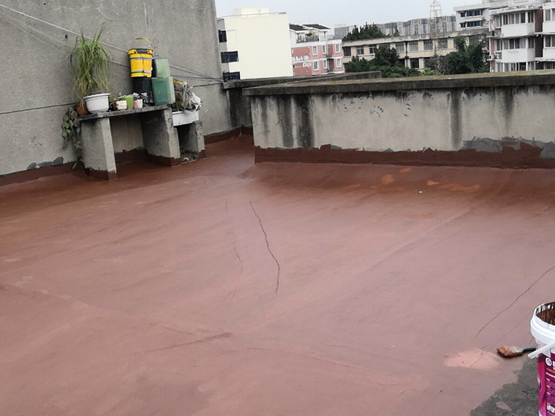 樓頂屋面防水涂刷：1．在干燥表基面上施工防水涂料前應(yīng)先濕潤基du面至無明水為準(zhǔn)，若基面潮濕但無明水可直接施工。2．按配比先將防水漿料乳液倒入拌料桶中，然后再將粉料倒入，充分?jǐn)嚢柚辆鶆颉o料粒糊狀，靜置十分鐘后再攪拌一下，效果更佳。3．用毛刷或滾刷直接將膠漿涂刷在基面上，待第一層完全干透后（約2小時或手擦不粘為準(zhǔn)），再涂刷第二遍，兩遍的涂刷方向應(yīng)交錯。