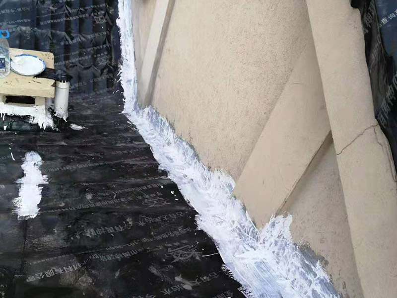 屋頂瓦房鋪防水卷材：1.可以在房子上面鋪上防雨布。2.最好是在瓦下面刷上防雨的材料，之后再鋪瓦。3.可以做防水吊頂。4.傳統(tǒng)的防水補(bǔ)漏。