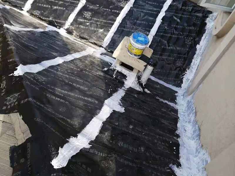 屋頂瓦房鋪防水卷材：1.可以在房子上面鋪上防雨布。2.最好是在瓦下面刷上防雨的材料，之后再鋪瓦。3.可以做防水吊頂。4.傳統(tǒng)的防水補(bǔ)漏。