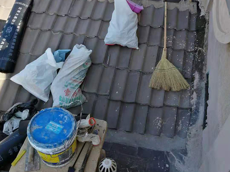 屋頂瓦房鋪防水卷材：1.可以在房子上面鋪上防雨布。2.最好是在瓦下面刷上防雨的材料，之后再鋪瓦。3.可以做防水吊頂。4.傳統(tǒng)的防水補(bǔ)漏。