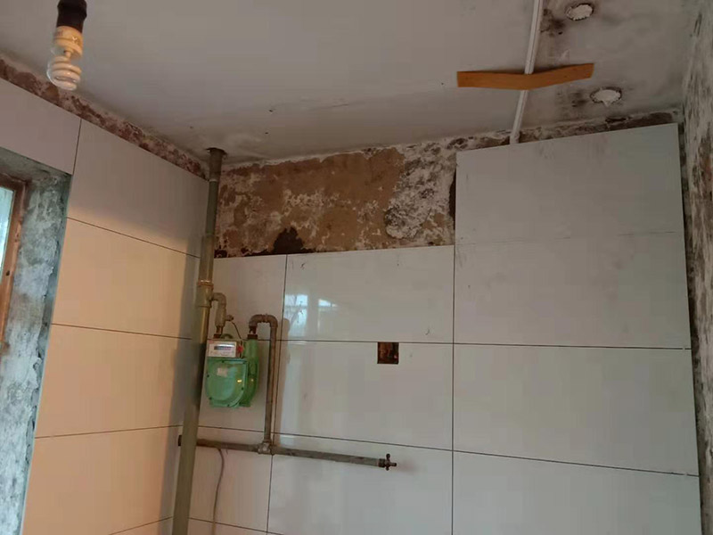 廚房墻面貼瓷磚：貼瓷片要bai根據(jù)墻面要du求，把整磚鋪貼到顯眼的地方，把切過的磚往一邊鋪貼。如果有腰線的話可以鋪貼的高度最好是超過灶臺的高度為佳。鋪貼可以鋪貼完一面墻后在進行下個墻面，記住接口位置的拼接。最好能做到90度角，2瓷片碰接45度接口。 1、用細線拉出墻角的角度，最好每個墻角都90度。2、調(diào)好水泥漿或水泥砂漿。3、從底下橫著粘貼一排，每個磚的平整度很重要，4、連接墻角度的瓷磚接口是用收邊條還是用45度碰角。5,、一般粘貼高度為2.4米。