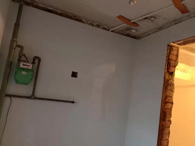 廚房墻面貼瓷磚：貼瓷片要bai根據(jù)墻面要du求，把整磚鋪貼到顯眼的地方，把切過的磚往一邊鋪貼。如果有腰線的話可以鋪貼的高度最好是超過灶臺的高度為佳。鋪貼可以鋪貼完一面墻后在進行下個墻面，記住接口位置的拼接。最好能做到90度角，2瓷片碰接45度接口。 1、用細線拉出墻角的角度，最好每個墻角都90度。2、調(diào)好水泥漿或水泥砂漿。3、從底下橫著粘貼一排，每個磚的平整度很重要，4、連接墻角度的瓷磚接口是用收邊條還是用45度碰角。5,、一般粘貼高度為2.4米。