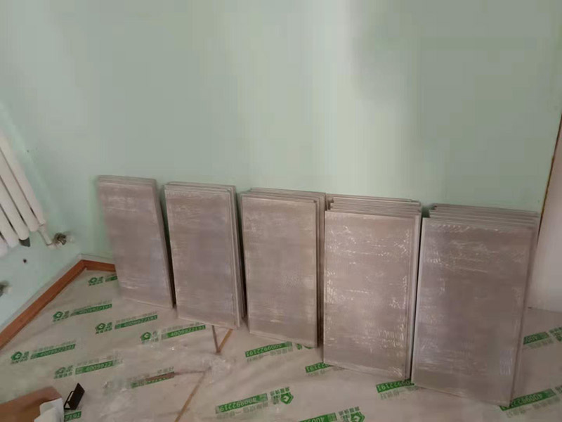 廚房貼瓷磚維修：貼磚之前你的用大盆將瓷磚浸泡12小時(shí)然后再拿到蔭涼出放置12小時(shí)；地面抄平完畢，做好地面防水及防水保護(hù)層。做好水電管線已安裝，并堵實(shí)抹平腳手眼和管洞等。臉盆架、鏡卡、管卡、水箱、煤氣等應(yīng)埋好防腐木磚，位置準(zhǔn)確。然后將殘存在基層的砂漿粉渣、灰塵、油污等清理干凈，并提前澆水濕潤(rùn)。 待底層灰六、七層干時(shí)，按圖紙要求，面磚規(guī)格及實(shí)際條件進(jìn)行排磚、彈線。刮平，隨抹隨自上而下粘貼面磚，要求砂漿飽滿，虧灰時(shí)，取下重貼，并隨時(shí)用靠尺檢查平整度，同時(shí)保證縫隙寬度一致貼完經(jīng)自檢無(wú)空鼓、不平、不直后，用棉紗擦干凈，用白水泥漿或拍干水泥擦縫，用布將縫內(nèi)的素漿擦勻，磚面擦干凈。