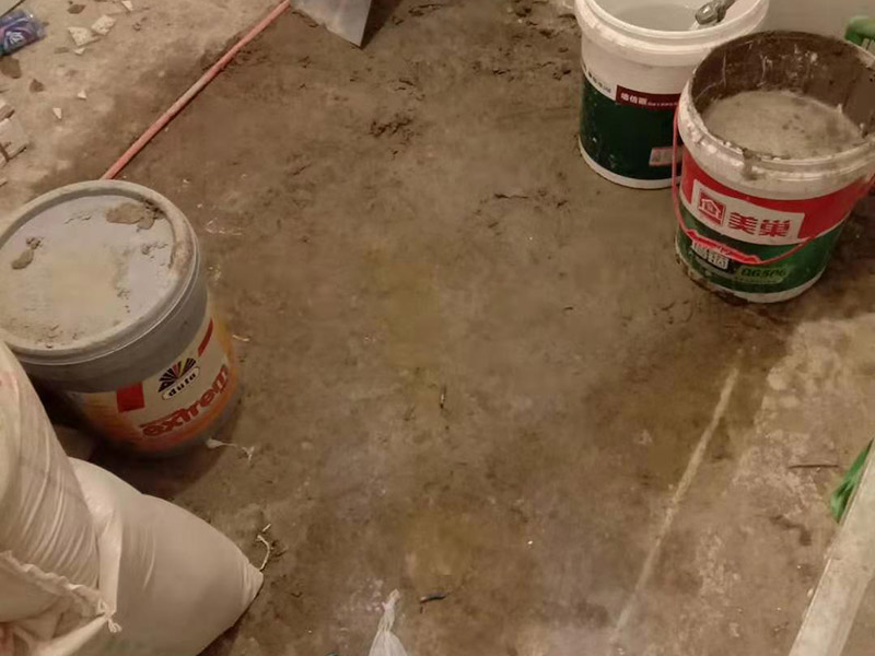 廚房貼瓷磚維修：貼磚之前你的用大盆將瓷磚浸泡12小時(shí)然后再拿到蔭涼出放置12小時(shí)；地面抄平完畢，做好地面防水及防水保護(hù)層。做好水電管線已安裝，并堵實(shí)抹平腳手眼和管洞等。臉盆架、鏡卡、管卡、水箱、煤氣等應(yīng)埋好防腐木磚，位置準(zhǔn)確。然后將殘存在基層的砂漿粉渣、灰塵、油污等清理干凈，并提前澆水濕潤(rùn)。 待底層灰六、七層干時(shí)，按圖紙要求，面磚規(guī)格及實(shí)際條件進(jìn)行排磚、彈線。刮平，隨抹隨自上而下粘貼面磚，要求砂漿飽滿，虧灰時(shí)，取下重貼，并隨時(shí)用靠尺檢查平整度，同時(shí)保證縫隙寬度一致貼完經(jīng)自檢無(wú)空鼓、不平、不直后，用棉紗擦干凈，用白水泥漿或拍干水泥擦縫，用布將縫內(nèi)的素漿擦勻，磚面擦干凈。