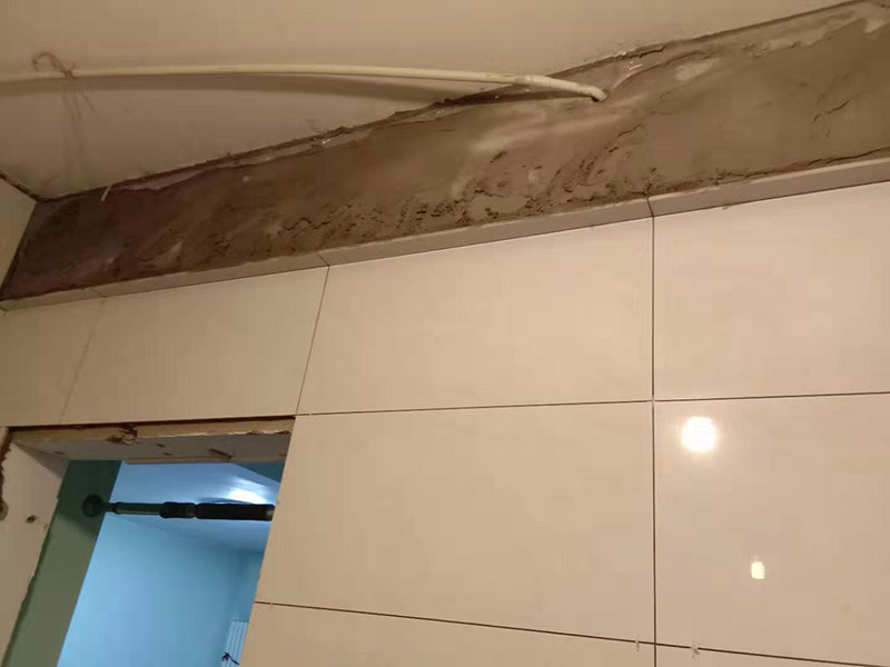 廚房貼瓷磚維修：貼磚之前你的用大盆將瓷磚浸泡12小時(shí)然后再拿到蔭涼出放置12小時(shí)；地面抄平完畢，做好地面防水及防水保護(hù)層。做好水電管線已安裝，并堵實(shí)抹平腳手眼和管洞等。臉盆架、鏡卡、管卡、水箱、煤氣等應(yīng)埋好防腐木磚，位置準(zhǔn)確。然后將殘存在基層的砂漿粉渣、灰塵、油污等清理干凈，并提前澆水濕潤(rùn)。 待底層灰六、七層干時(shí)，按圖紙要求，面磚規(guī)格及實(shí)際條件進(jìn)行排磚、彈線。刮平，隨抹隨自上而下粘貼面磚，要求砂漿飽滿，虧灰時(shí)，取下重貼，并隨時(shí)用靠尺檢查平整度，同時(shí)保證縫隙寬度一致貼完經(jīng)自檢無(wú)空鼓、不平、不直后，用棉紗擦干凈，用白水泥漿或拍干水泥擦縫，用布將縫內(nèi)的素漿擦勻，磚面擦干凈。